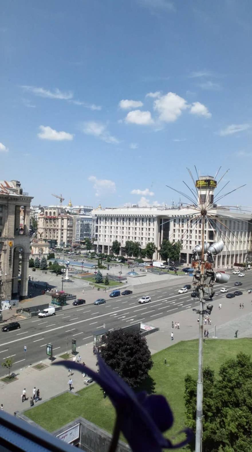 Independence Square - Khreschatyk. View On Independence Sq. Fountains Kiev Exterior foto