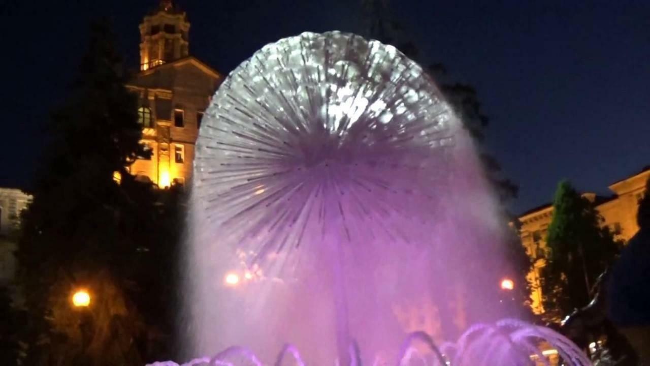 Independence Square - Khreschatyk. View On Independence Sq. Fountains Kiev Exterior foto