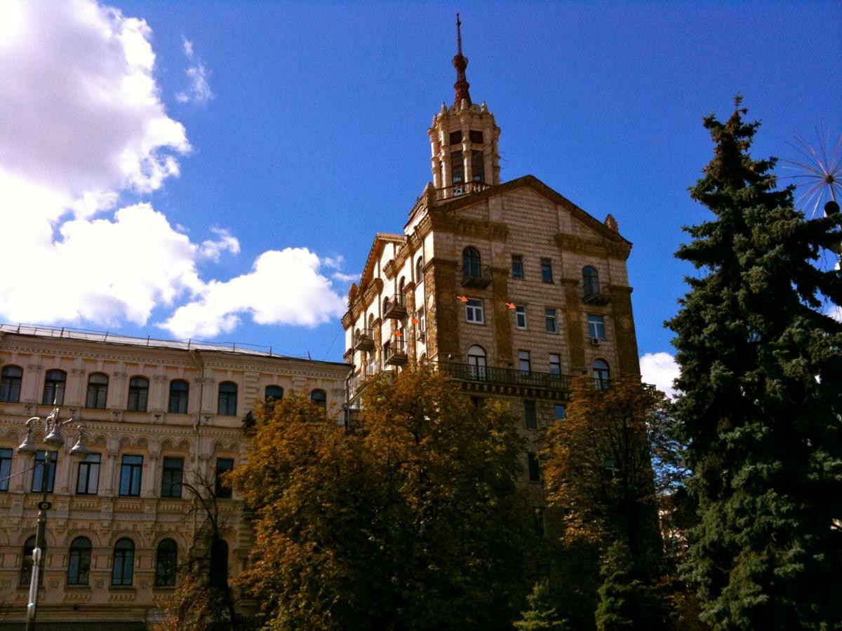Independence Square - Khreschatyk. View On Independence Sq. Fountains Kiev Exterior foto