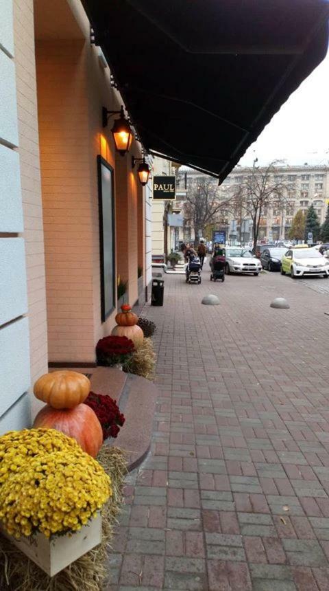 Independence Square - Khreschatyk. View On Independence Sq. Fountains Kiev Exterior foto