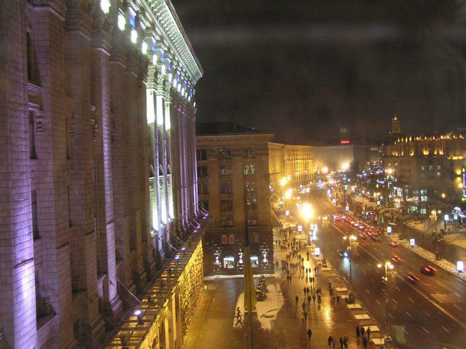 Independence Square - Khreschatyk. View On Independence Sq. Fountains Kiev Exterior foto