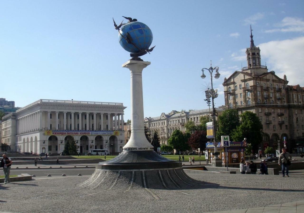 Independence Square - Khreschatyk. View On Independence Sq. Fountains Kiev Exterior foto